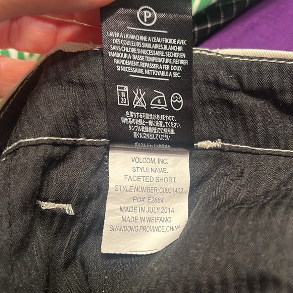 volcom faceted boy’s pale khaki off white shorts EUC - Picture 4 of 4